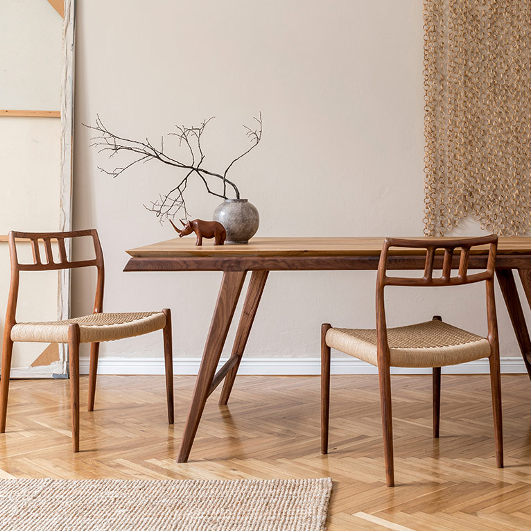 Essbereich im Naturstil mit Massivholztisch, Holzstühlen, schlichten Wohnaccessoires und natürlichen Materialien für eine warme, zeitlose Atmosphäre.