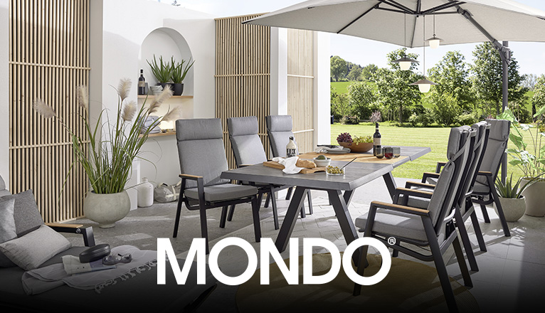 MONDO Garten bei Moebel-Shop - Eine Gartenterrasse mit MONDO Gartenmöbeln in Grau und Anthrazit und einem großen, geöffneten Sonnenschirm in Creme