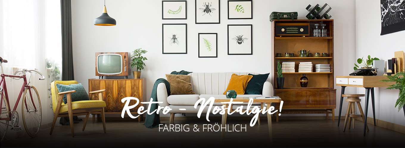 Retro-Nostalgie - Farbig & fröhlich - Wohnzimmer Ambiente mit Holzmöbeln und nostalgischem Fernseher, kräftig farbige Accessoires in Gelb und Dunkelgrün