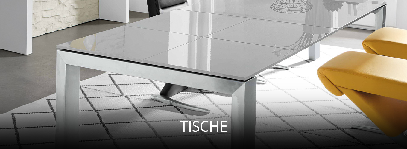 Eleganter Essbereich mit großem rechteckigen Tisch in Glasoptik und stabilem Metallgestell, kombiniert mit modernen Stühlen in Gelb und Schwarz auf hellem Teppich mit geometrischem Muster