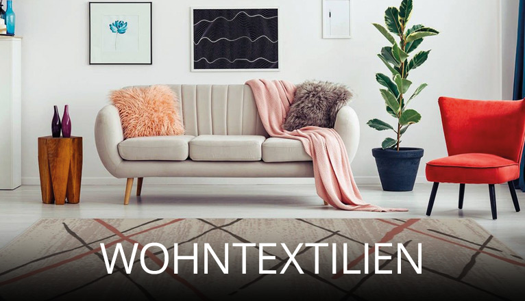 Wohnzimmer mit heller Couch, farbenfrohen Kissen und Decken in Fell-Optik, rotem Sessel und Teppich mit Muster, ergänzt durch Pflanzen und Accessoires für eine gemütliche, stilvolle Atmosphäre