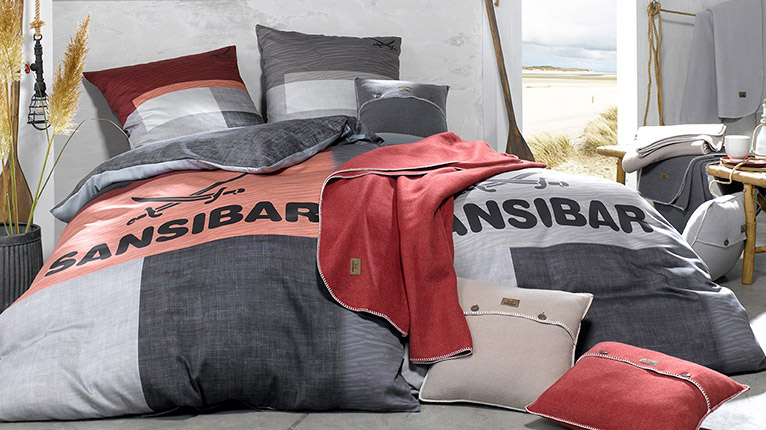 SANSIBAR LIVING Textilien bei Moebel-Shop - Zwei passende SANSIBAR Bettwäschen in Rot, Grau und Anthrazit mit Kissen und Decken