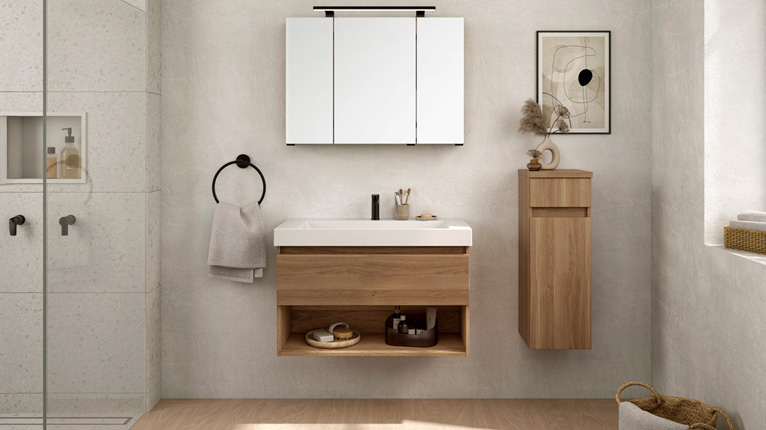 Modernes Badezimmer mit hellem Holzwaschtisch, wandhängendem Spiegelschrank, minimalistischer Deko, Handtuchhalter und schlichter Wandgestaltung in natürlichem Beige.