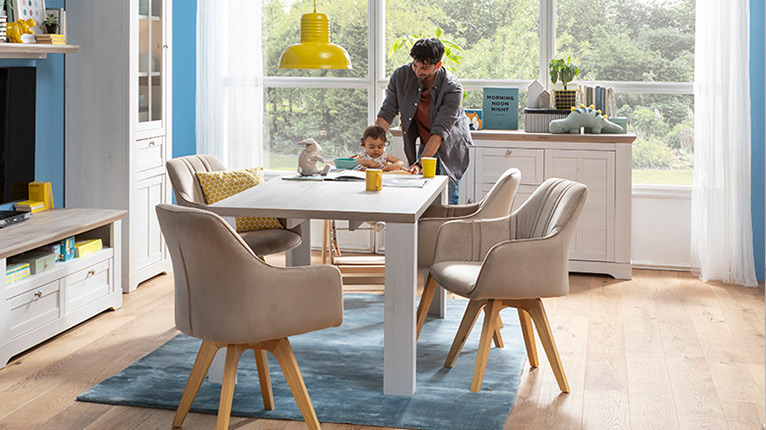 self Speisen bei Moebel-Shop - Esszimmer mit weißem Holztisch, gepolsterten Stühlen, Sitzbank mit Fellauflage sowie Vitrinenschränken und Sideboard im Landhausstil. Helles, wohnliches Ambiente mit Naturakzenten.