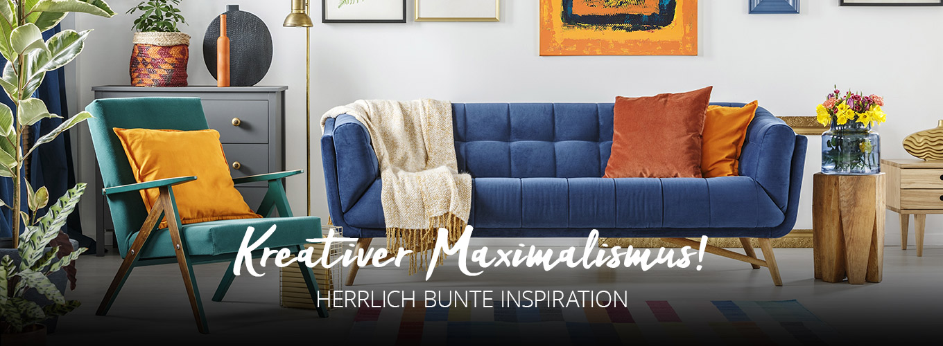 Kreativer Maximalismus - Herrlich bunte Inspiration - Farbkräftige Polstermöbel in Blau und Türkis, kombiniert mit gelben und orangenen Kissen, im Hintergrund farbkräftige Bilder an der Wand