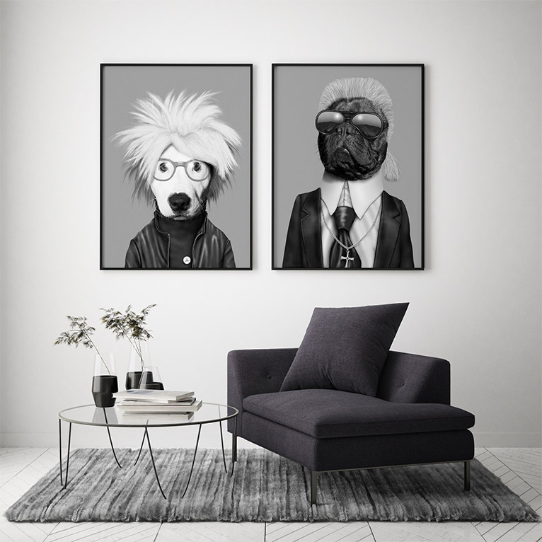 Zwei gerahmte Schwarz-Weiß-Hundeporträts im Pop-Art-Stil schmücken ein modernes Wohnzimmer mit Loungesessel, Glastisch, Teppich und dekorativen Pflanzen.