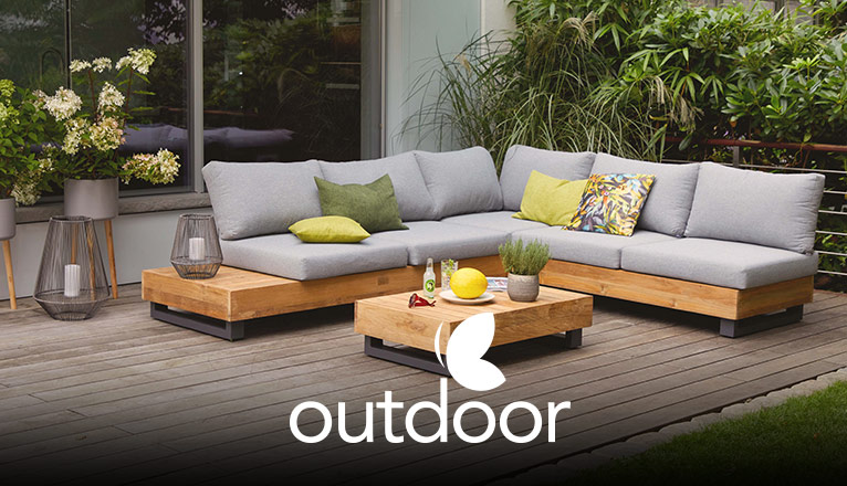 outdoor Lounge-Gruppen bei Moebel-Shop - Eine outdoor Lounge-Ecke mit Alufuß und Holz, dazu passender outdoor Lounge-Tisch auf Terrasse, Grünpflanzen und halbe Fensterfront im Hintergrund