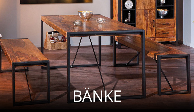 Massivholz-Esstisch mit zwei Sitzbänken im Industrial-Stil, kombiniert mit schwarzem Metallgestell und passenden Wohnaccessoires im Essbereich.