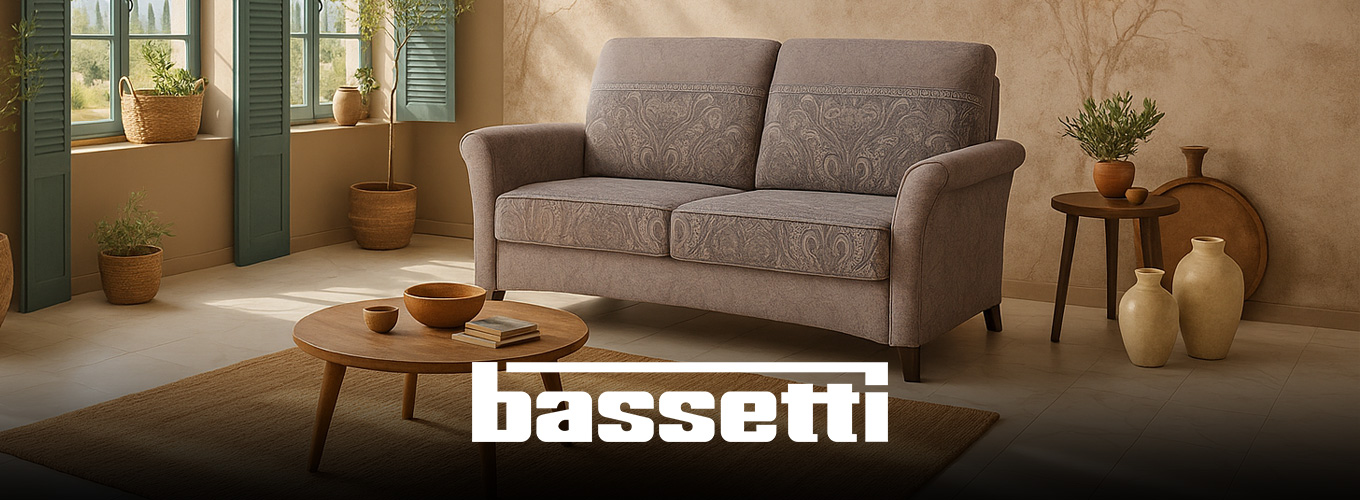 Jetzt Bassetti Sofas entdecken! - Ein Bassetti Sofa in Erdtönen mit dezentem Muster steht in einem itlienischen Ambiente mit bräunlicher Betonwand und Sprossenfenstern mit Fensterläden in Agavengrün