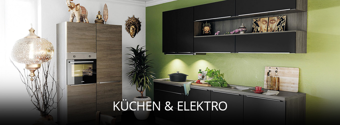 Zeitgemäße Küche mit schwarzen Fronten, Holzschränken und moderner Elektroausstattung, ergänzt durch grüne Wandfarbe, Pflanzen und dekorative Elemente für eine stilvolle Wohnküchen-Atmosphäre