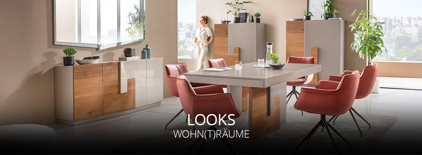 Modern eingerichtetes Esszimmer mit cremefarbenen Wänden, Holzelementen, roten Polsterstühlen und Pflanzen, helle Fensterfront mit Ausblick, schafft stilvolle Wohn(t)räume.