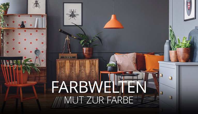 Modernes Wohnzimmer mit grauen Wänden und Akzenten in Orange, Holz- und Pflanzendekoration, gemütliche Sitzecke mit Mut zur Farbe, Inspiration für individuelle Farbwelten.