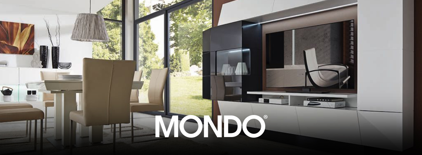 MONDO Wohnen bei Moebel-Shop - Eine MONDO Wohnwand in Hochglanz-Weiß mit Glas-Vitrinenelement und großem Fernseher, angeschnitten ein Essplatz mit hellen MONDO Möbeln, das Wohnzimmer hat große bodentiefe Fenster