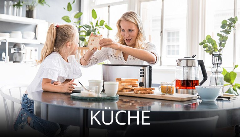 Helle Küche mit modernem Design, Mutter und Kind beim gemeinsamen Frühstück mit Toast und Tee, freundliche Atmosphäre mit natürlichem Licht und stilvollen Details für Genuss und Gemütlichkeit