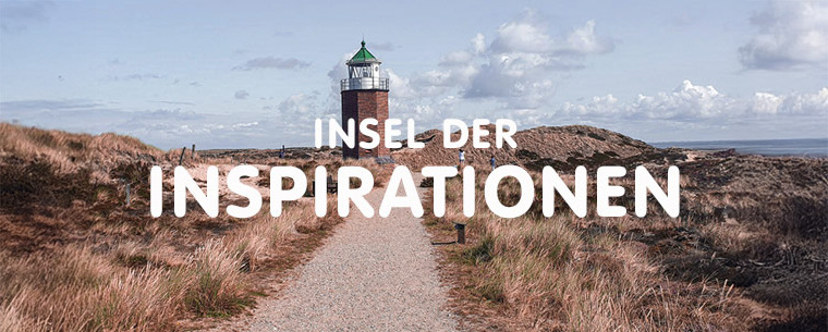 Insel der Inspirationen - Ein kleiner Sylter Leuchtturm inmitten der Dünenlandschaft, im Hintergrund ist auch das Meer zu erkennen