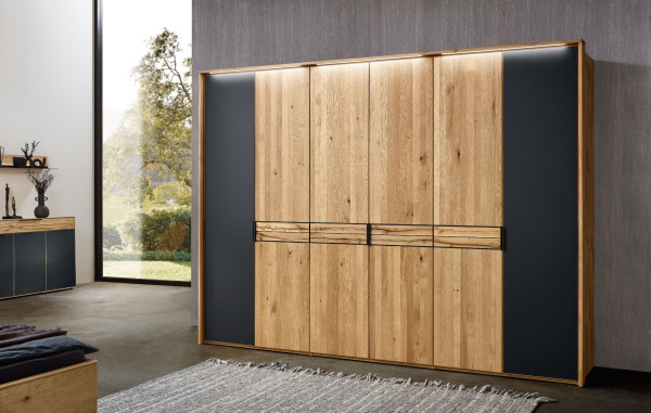 Kleiderschrank WÖSTMANN WSM 4300 in Wildeiche aus Massivholz
