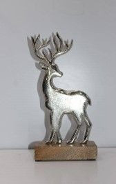 Hirsch auf Sockel in braun aus Holz