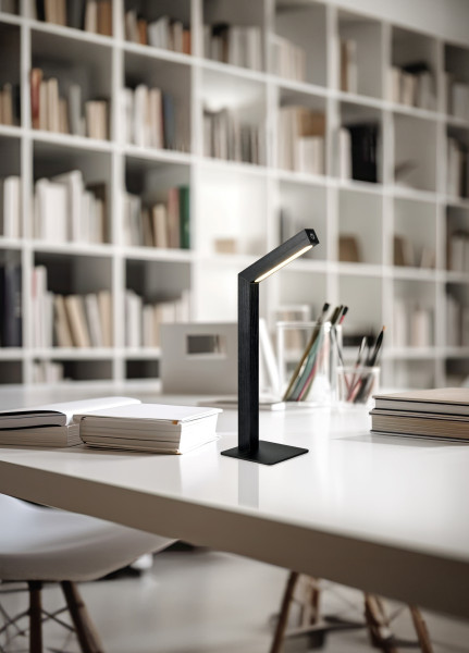 Tischleuchte SKIP LED in schwarz aus Kunststoff