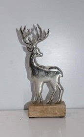 Hirsch auf Sockel in braun aus Holz