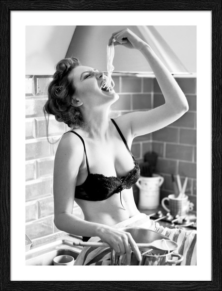 Gerahmtes Bild AFTER THE PARTY in mehrfarbig aus Glas satiniert